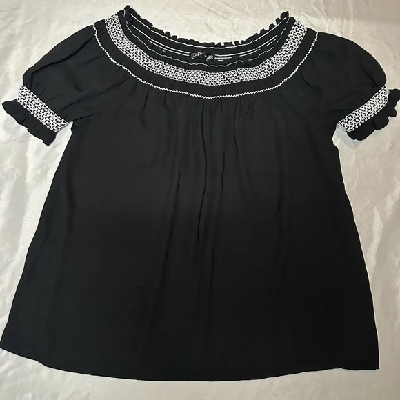 Express Short Sleeved Light-Weight Blouse in Black with White Detailing Medium - Picture 2 of 8